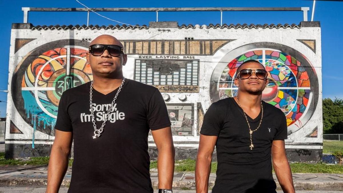 
Fotografía cedida en donde aparecen Alexander Delgado (izq.) y Randy Malcom (dcha.), integrantes del dúo cubano Gente de Zona, quien aseguró que tras uno de los años "más importantes de su carrera" planea "seguir sorprendiendo" a sus seguidores con nuevas mezclas de música urbana con ritmos tradicionales cubanos en su nuevo disco, que será editado este otoño. Después del éxito de su canción "Bailando" junto al cantante español Enrique Iglesias y su compatriota, el habanero Descemer Bueno, y la consagración del tema "La Gozadera" como "canción de verano 2015", el binomio de artistas urbanos aseguró estar "preparado" para darle un enfoque a sus creaciones en solitario.
