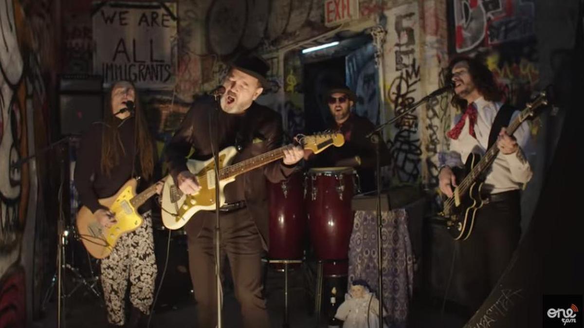 Rubén Blades y el grupo Making Movies, en una escena del video musical de “No te calles”.