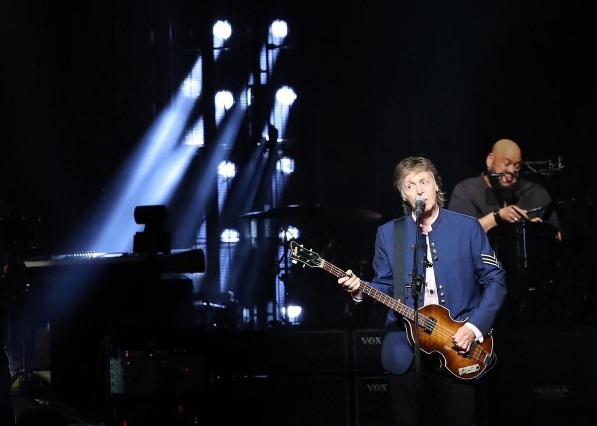 El legendario músico británico Paul McCartney se presentó el viernes en Miami con un espectáculo lleno de rock y nostalgia.