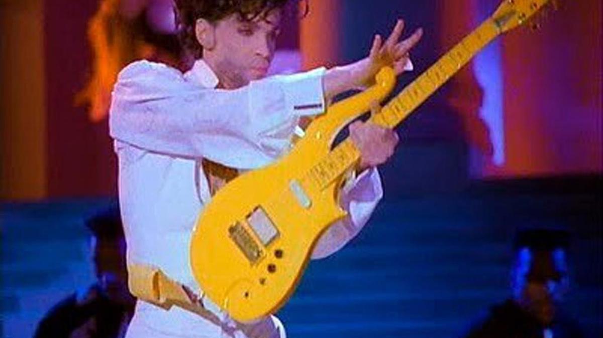 El legendario músico Prince y su guitarra “Yellow Cloud”. La guitarra fue vendida por un precio de casi $140,000.