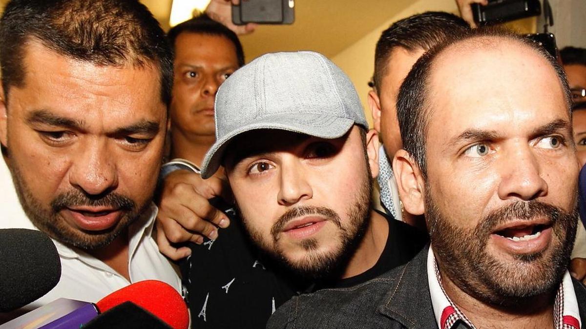 Fotografía de archivo del 22 de abril de 2016, del cantante mexicano Gerardo Ortiz (c) a su salida de la Fiscalía General del Estado de Jalisco (México).