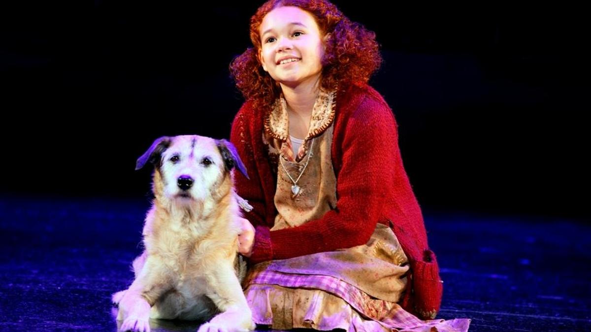 Macy (Sandy) y Tori Bates (Annie).