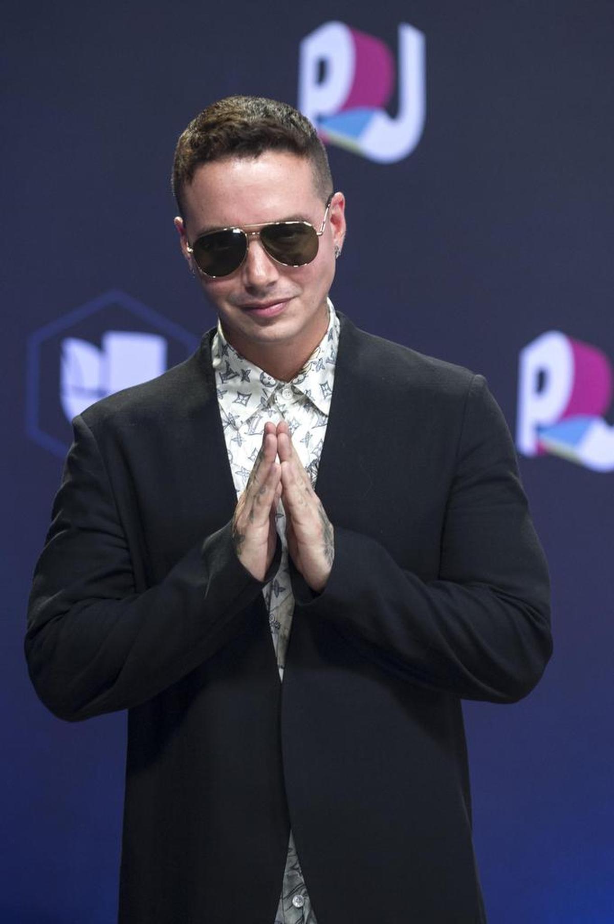 El cantante colombiano J Balvin posa para los medios en la alfombra de la decimocuarta edición de los Premios Juventud el jueves 6 de julio 2017, en el Wasco Center de Coral Gables.
