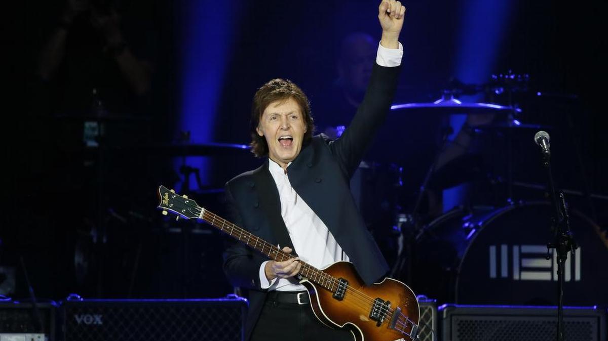 Paul McCartney en un concierto en París, Francia.