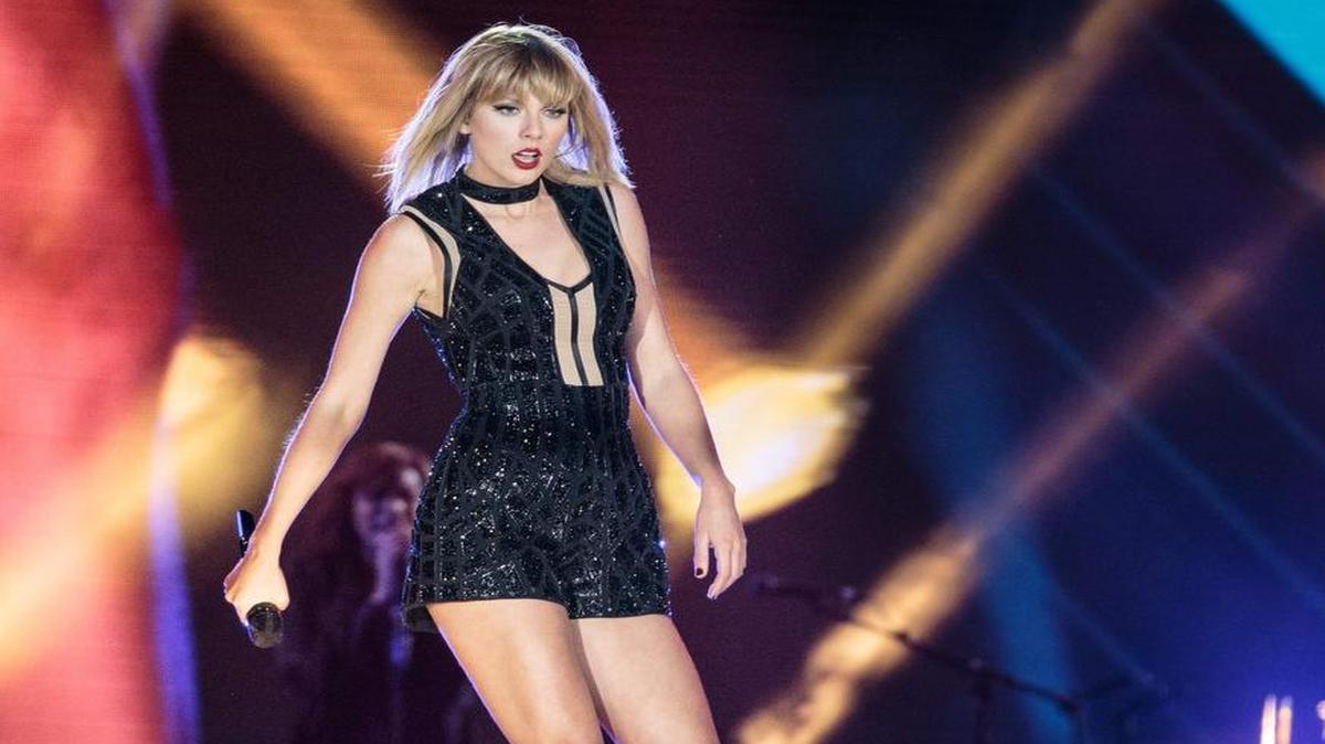 Esta foto de archivo tomada el 21 de octubre de 2016 muestra a la cantante y compositora Taylor Swift durante un concierto en Austin, Texas.