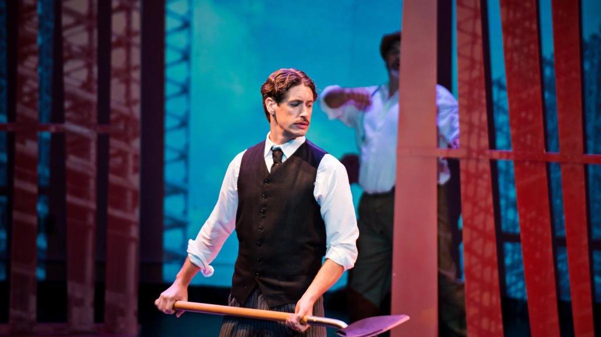 Kenneth Mattice en el rol titular.