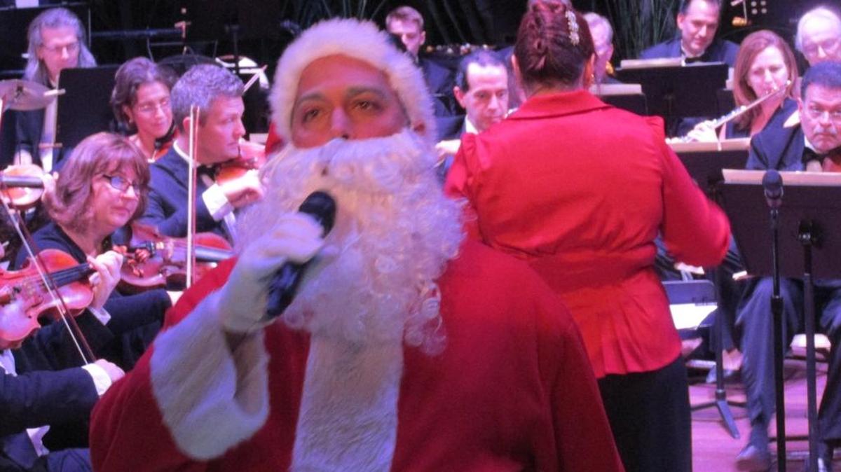 La aparición del excelente barítono Enrique Estrada vestido de Santa Claus para entregar ‘Jingle Bell Rock’ fue una de las sorpresas más gustadas del concierto.