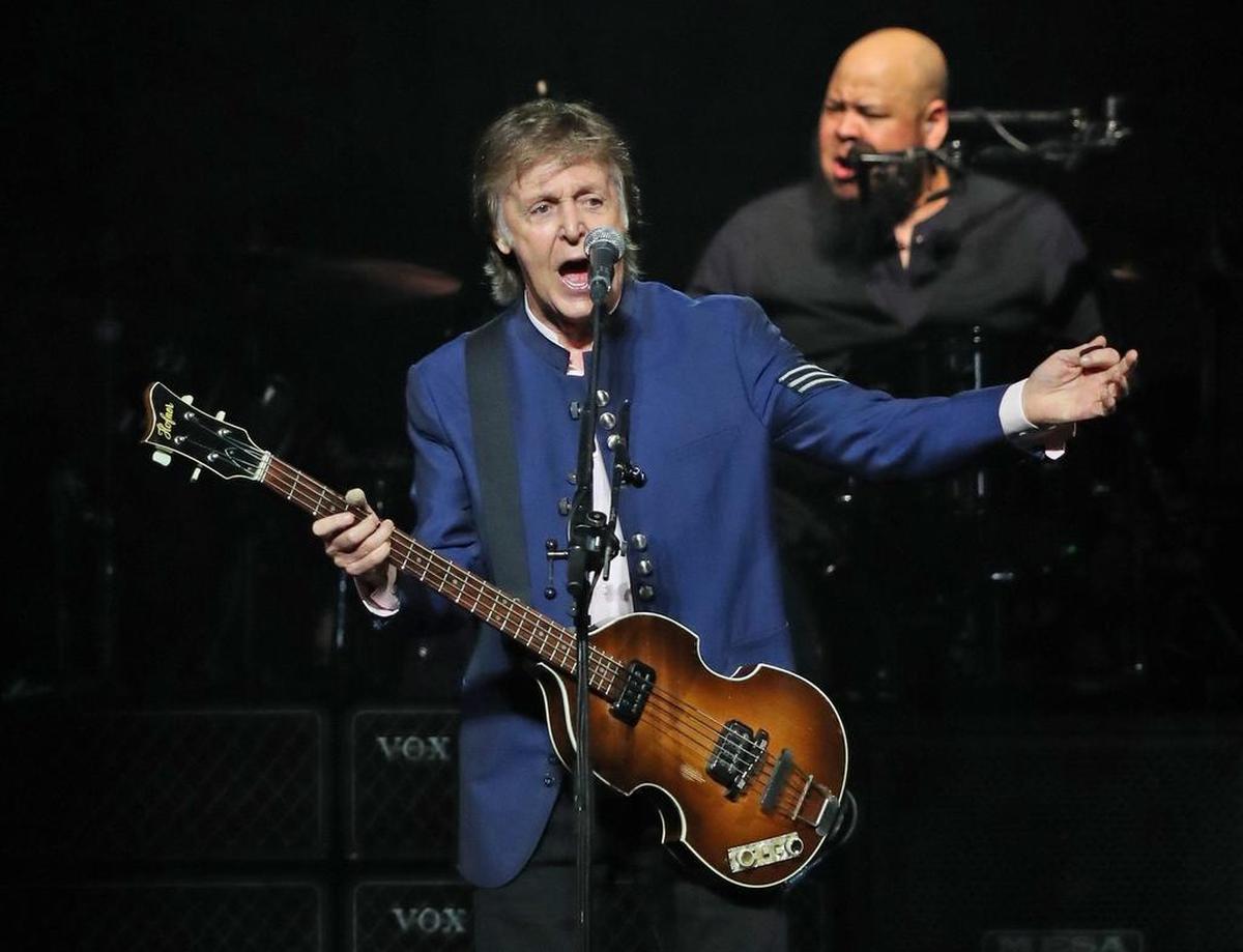 El legendario músico británico Paul McCartney se presentó el viernes en Miami con un espectáculo lleno de rock y nostalgia.