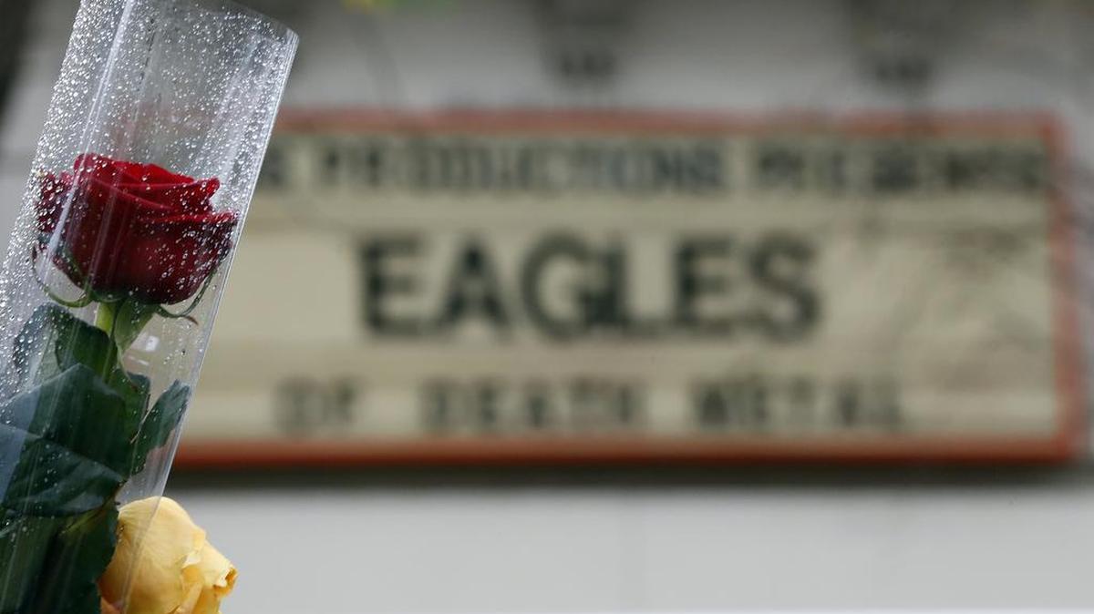 Eagles of Death Metal, el grupo estadounidense que tocaba en la sala parisina Bataclan en el momento de los atentados del 13 de noviembre, participará en un concierto en París junto a la banda irlandesa U2, probablemente este domingo.