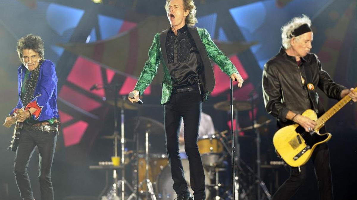 El cantante líder del grupo británico The Rolling Stones, Mick Jagger (c), se presenta con el bajista Ron Wood (d) y el guitarrista Keith Richards (i) el domingo 7 de febrero de 2016, en el Estadio Único de la Plata en Buenos Aires (Argentina).