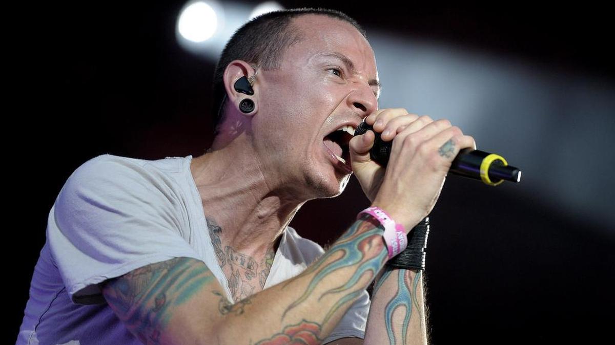 Fotografía de archivo del 27 de mayo de 2012, del cantante Chester Bennington, vocalista de la agrupación de estadounidense de rock Linkin Park, durante un concierto en Landgraaf (Holanda).