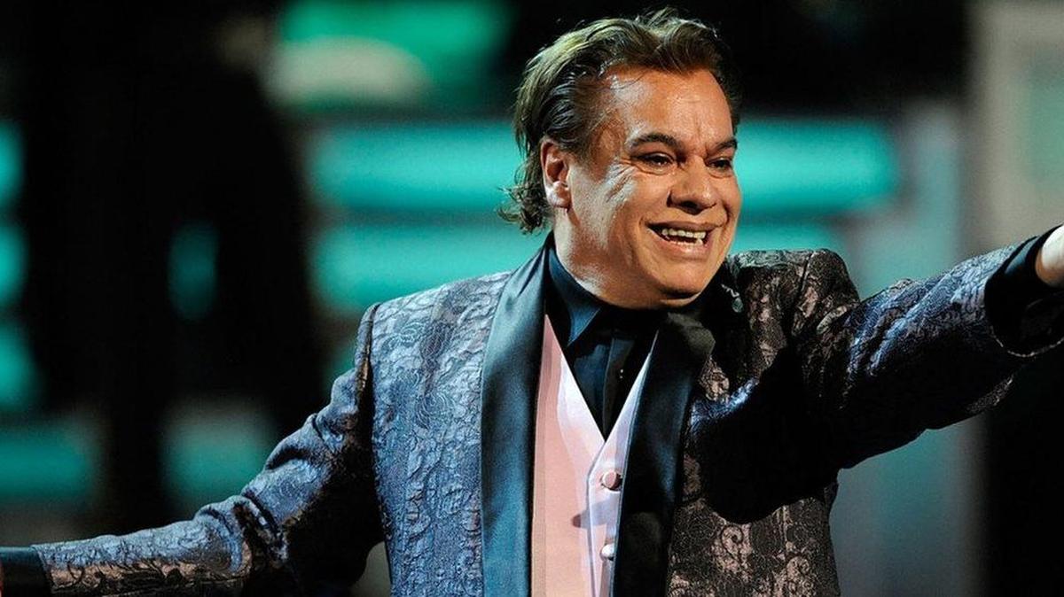 
El cantautor mexicano Juan Gabriel se presenta durante los premios Latin Grammy en Las Vegas, el 5 de noviembre de 2009. Después de superar una neumonia, el artista regresa a los escenarios con una gira por EEUU. 
