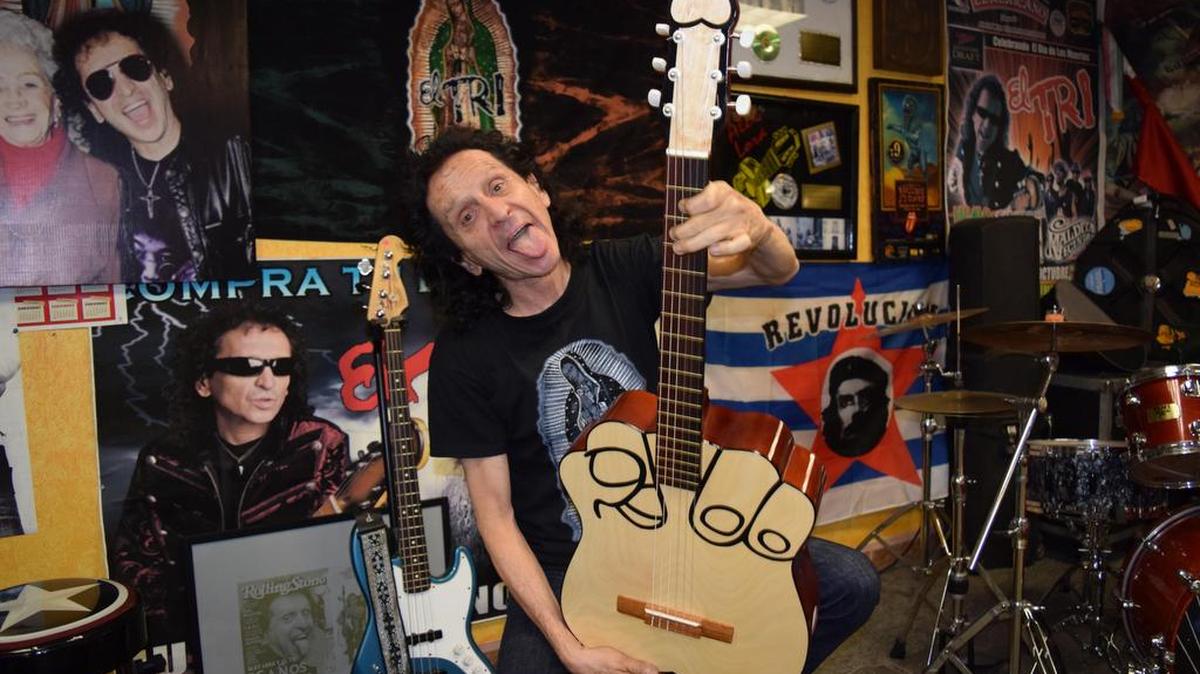Fotografía del 5 de abril de 2017 del cantante mexicano Alex Lora durante una entrevista con Efe en Ciudad de México.