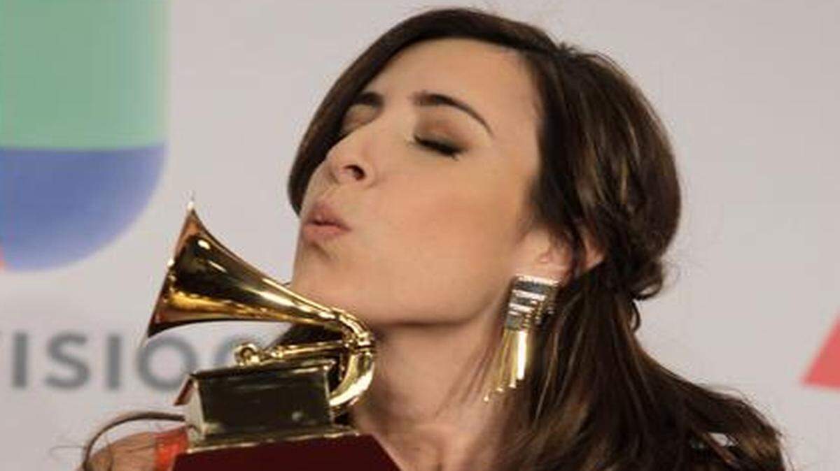 
Mariana Vega besa el Latin Grammy que recibió como la mejor nueva artista, el jueves en Las Vegas. 

