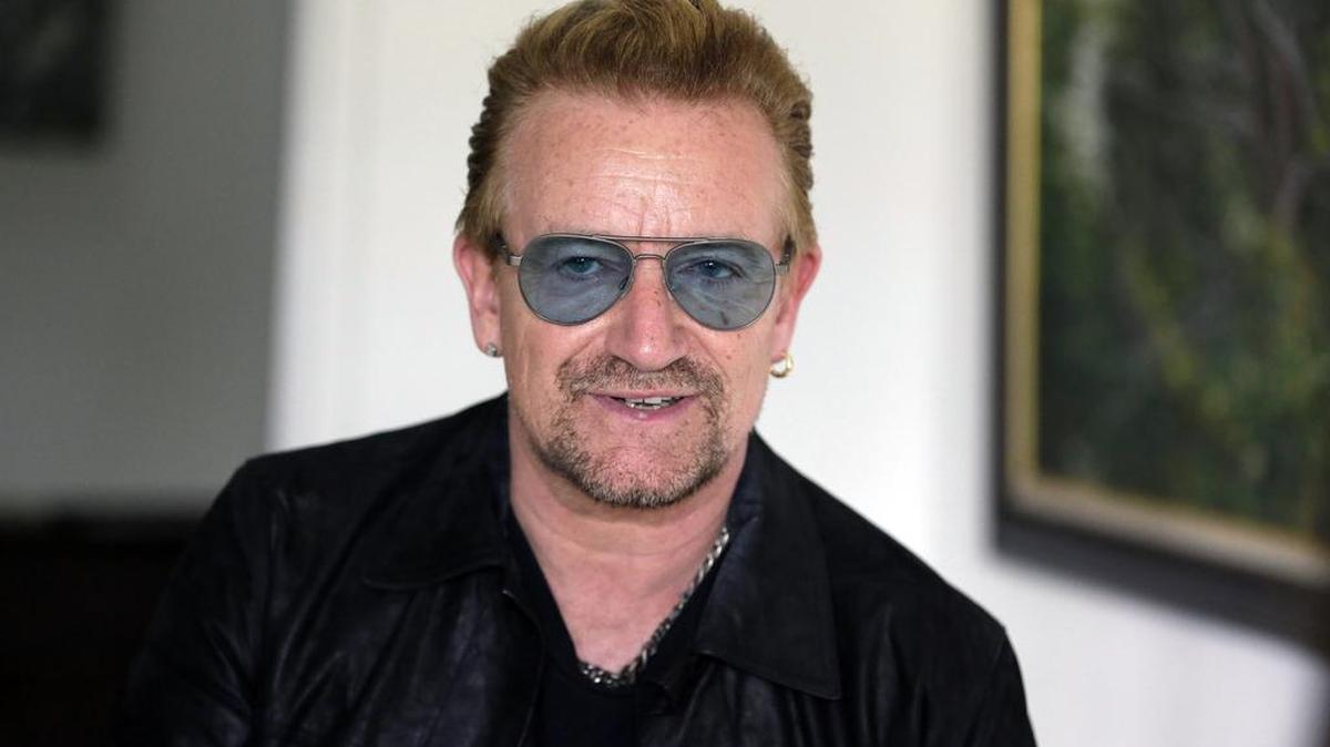 Bono, el rockero irlandés, ha lanzado una campaña plagada de estrellas con “experiencias únicas” que pueden ganarse donando al menos 10 dólares a su organización benéfica (RED), que recauda fondos para la lucha contra el sida.