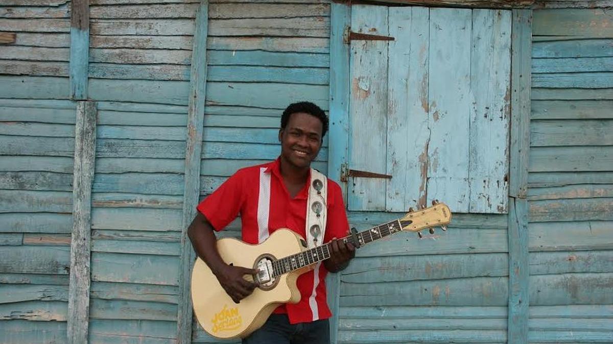 Joan Soriano, El Duke de la Bachata, asevera que sus temas mantienen las raíces de la bachata tradicional.