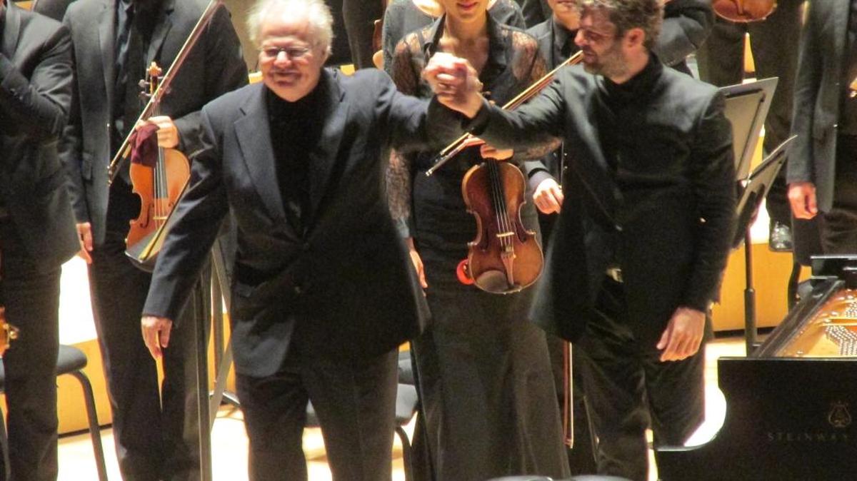 Emmanuel Ax y Pablo Heras-Casado saludan al público después del concierto ‘Emperador’, de Beethoven.