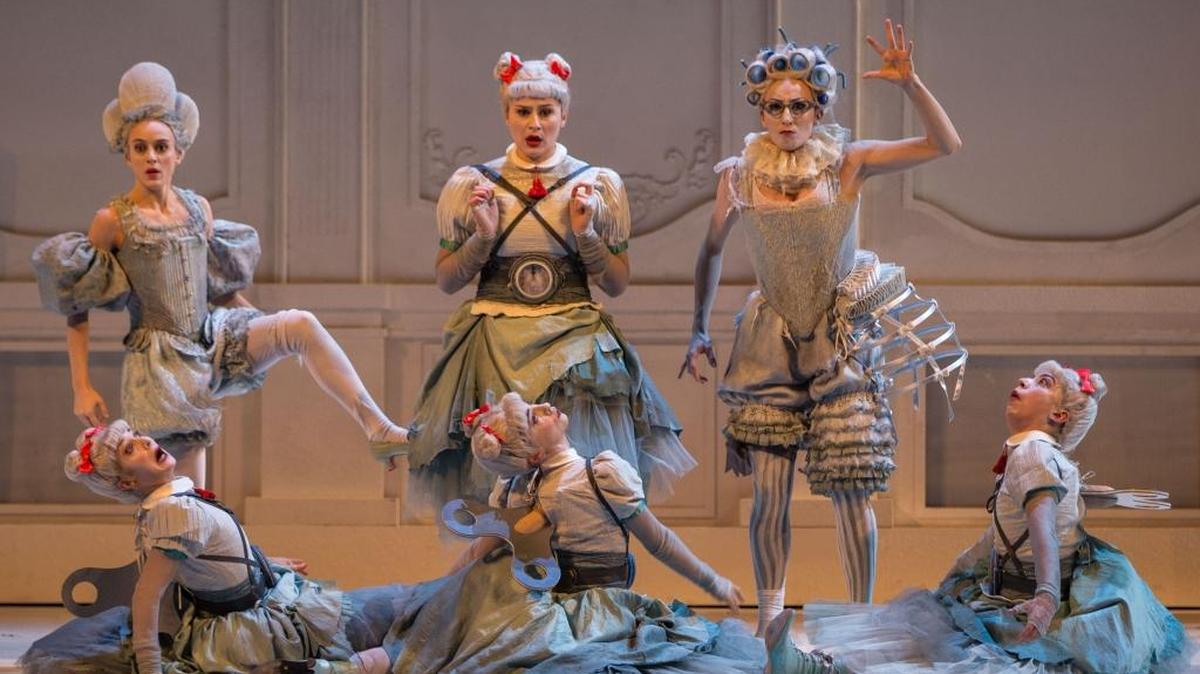 Una escena de la nueva versión de ‘La Cenerentola’ presentada por la Ópera de Roma.