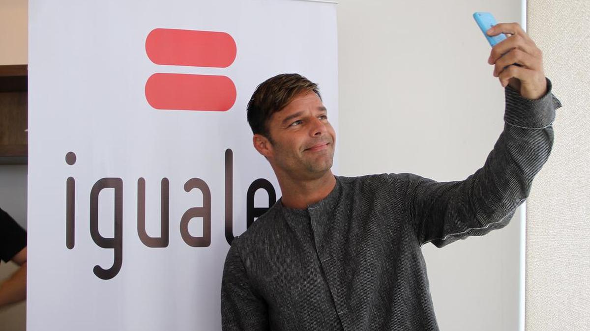Fotografía cedida el sábado 5 de marzo de 2016, por la Fundación Iguales de el cantante puertorriqueño Ricky Martin con el fin de brindar apoyo mediante la fundación a la demanda del matrimonio igualitario, adopción homoparental y diversidad sexual en Santiago de Chile.