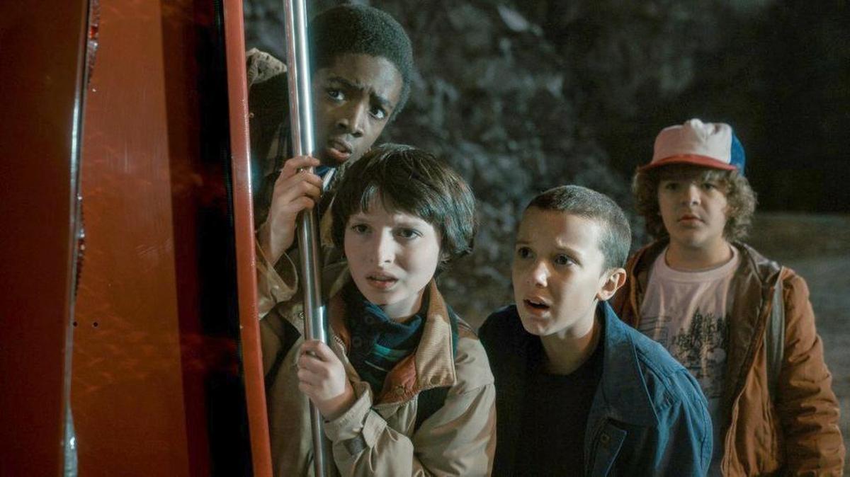 El elenco de "Stranger Things" en una escena de la serie.