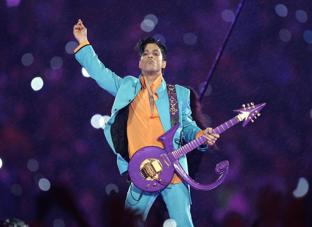 Prince es la estrella del show de medio tiempo del Super Bowl el 4 de febrero de 2007, en Miami.