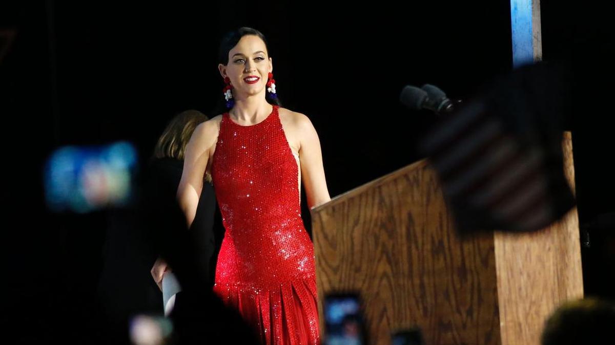 La cantante Katy Perry llega a un evento en apoyo a la candidata presidencial demócrata Hillary Clinton durante la noche de las elecciones en Nueva York el 8 de noviembre de 2016.