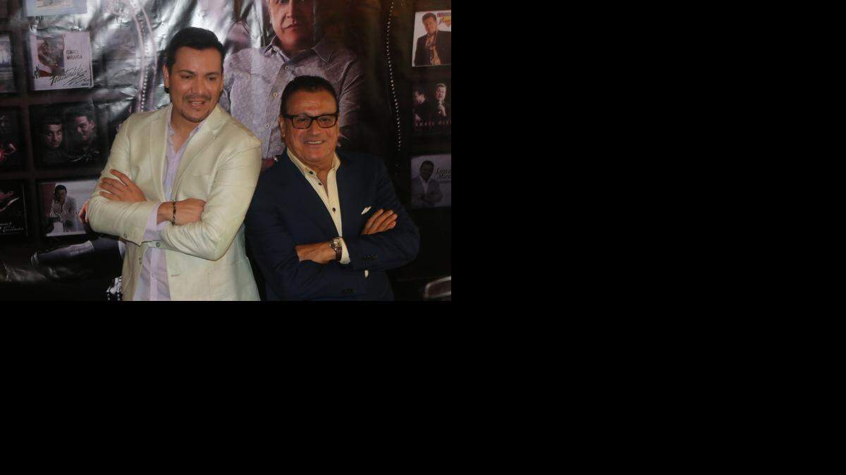 
Víctor Manuelle, productor de ‘Son 45’ junto a Ismael Miranda.
