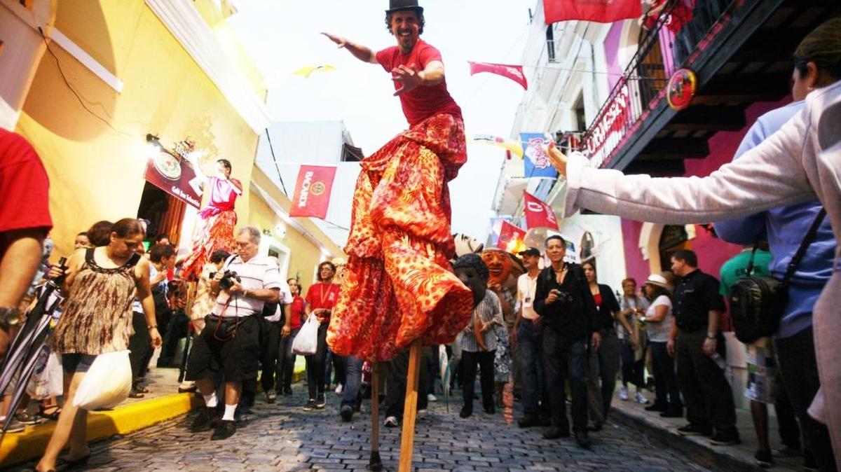 Cientos de puertorriqueños suelen participar de las Fiestas de la Calle San Sebastián en San Juan (Puerto Rico).