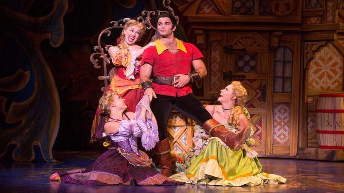 
Cameron Bond, en el rol de Gastón, con las Silly Girls en ‘Beauty and the Beast’, que se presenta hasta el sábado en el Adrienne Arsht Center.

