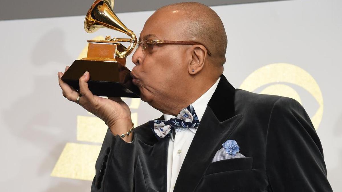 El pianista Chucho Váldes besa su premio Grammy en la ceremonia del 12 de febrero de 2017 en Los Ángeles, California.