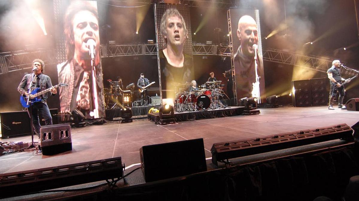Soda Stereo se presenta en abril del 2007 en el American Airlines Arena en Miami. De izq. a der.: Gustavo Cerati (guitarra), Charly Alberti (batería) y Zeta Bosio (bajo).