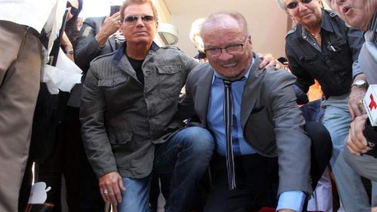 <cutline_leadin>El reconocido </cutline_leadin>cantante Carlos Oliva, fundador del grupo musical <italic>Los sobrinos del juez</italic>, recibió su estrella en el Paseo de la Calle Ocho este viernes durante una emotiva ceremonia donde estuvo acompañado por varias personalidades, entre ellas el cantante y compositor Willy Chirino. Lea la historia completa en la página 1B.