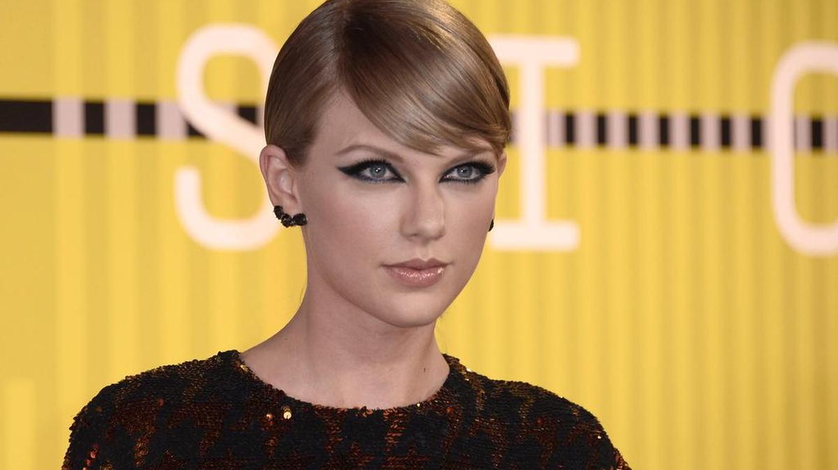 
 Taylor Swift llega a la alfombra roja de los Premios Mtv en el Microsoft Theater de Los Angeles el 30 de agosto.
