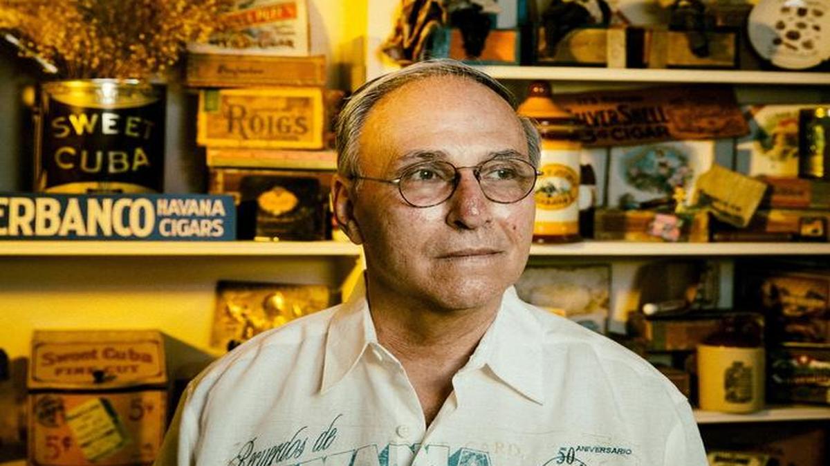 
Emilio Cueto en su apartamento en Washington, D.C., donde guarda la colección de objetos y documentos que ha reunido sobre Cuba.
