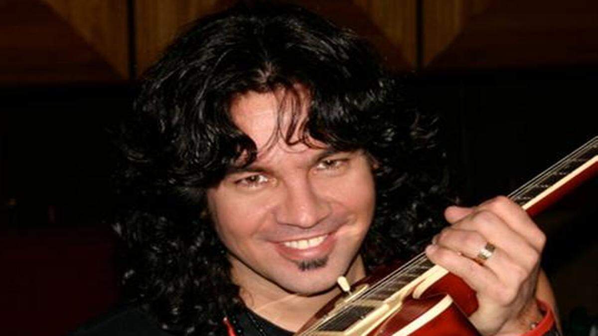 
Osamu Menéndez se presenta en CubaOcho Art Center.
