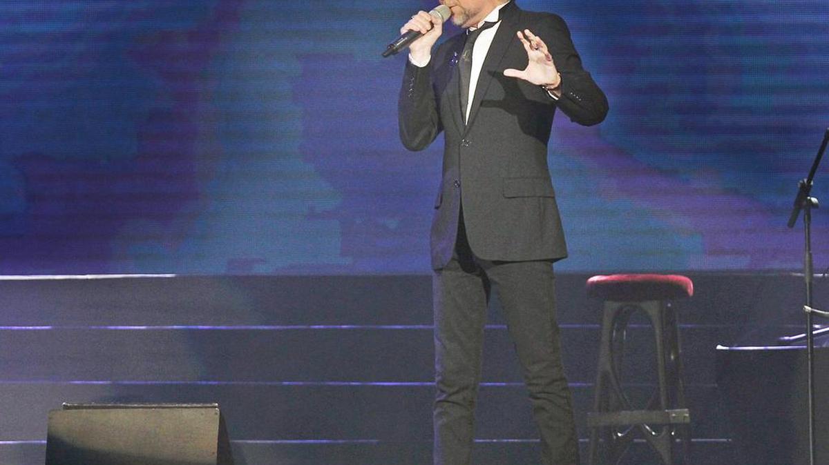 El cantautor español Joaquín Sabina durante su presentación el 16 de noviembre de 2012 en el American Airlines Arena en Miami.