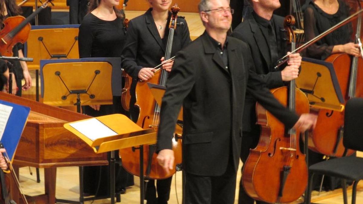 El director Paul Goodwin recibió con gran satisfacción una lluvia de aplausos al frente de la New World Symphony.