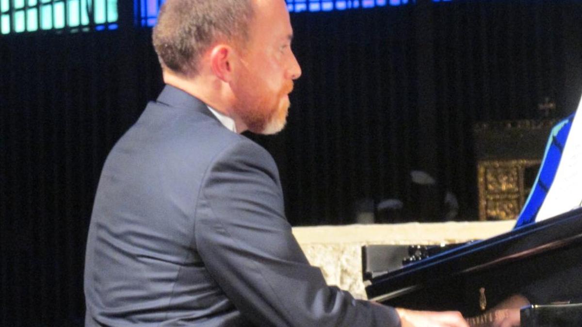 Berrocal siempre es muy aplaudido en los conciertos en los que sirve de apoyo a cantantes de prestigio internacional.