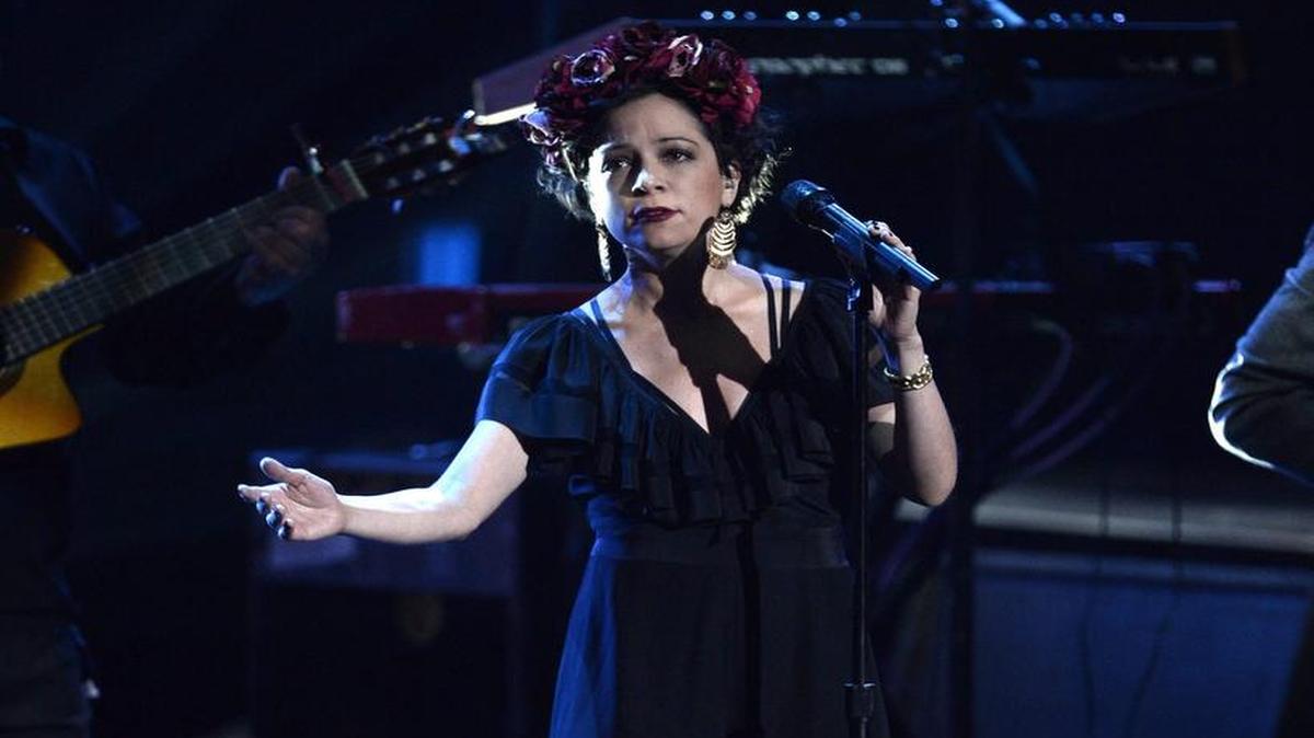 La cantante mexicana Natalia Lafourcade actúa durante la gala de los Premios Grammy Latinos en Las Vegas (Estados Unidos) ayer, 19 de noviembre de 2015.