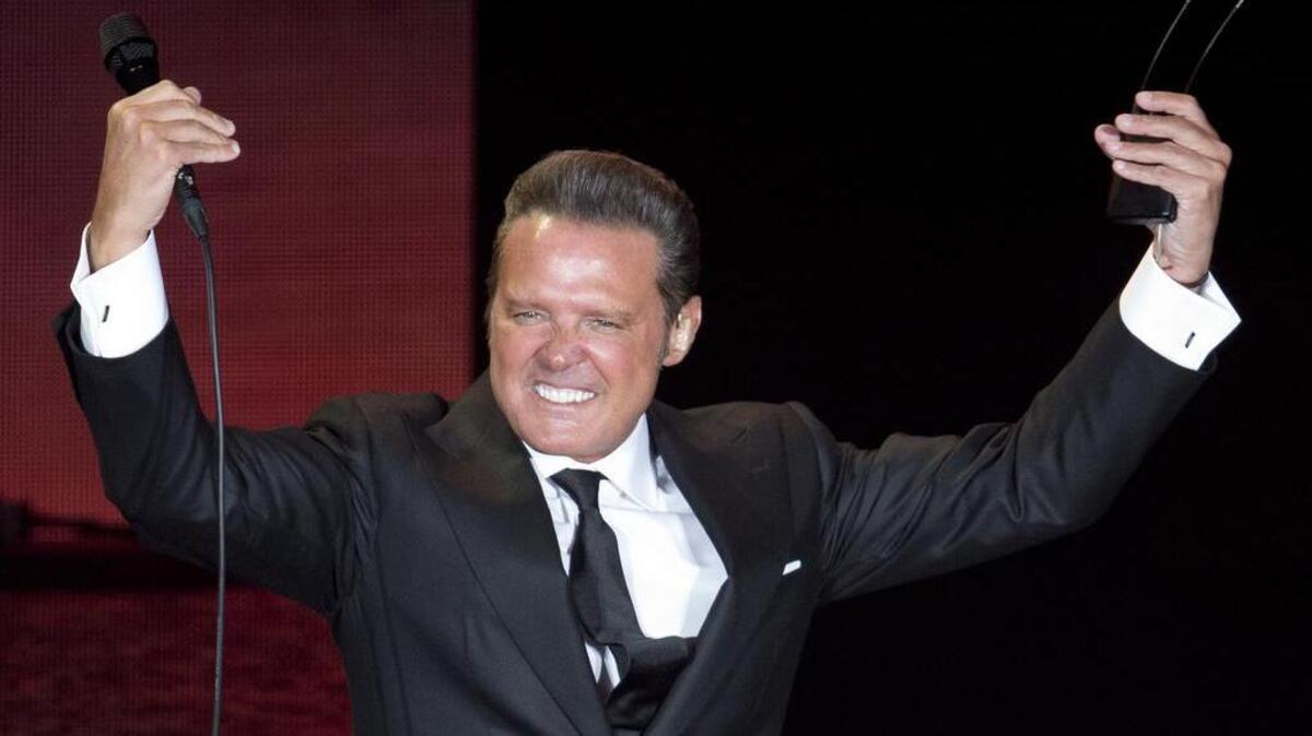 En esta foto de archivo del 21 de febrero de 2018, el cantante mexicano Luis Miguel se presenta en concierto durante el inicio de su gira "México por Siempre" en el Auditorio Nacional de la Ciudad de México.