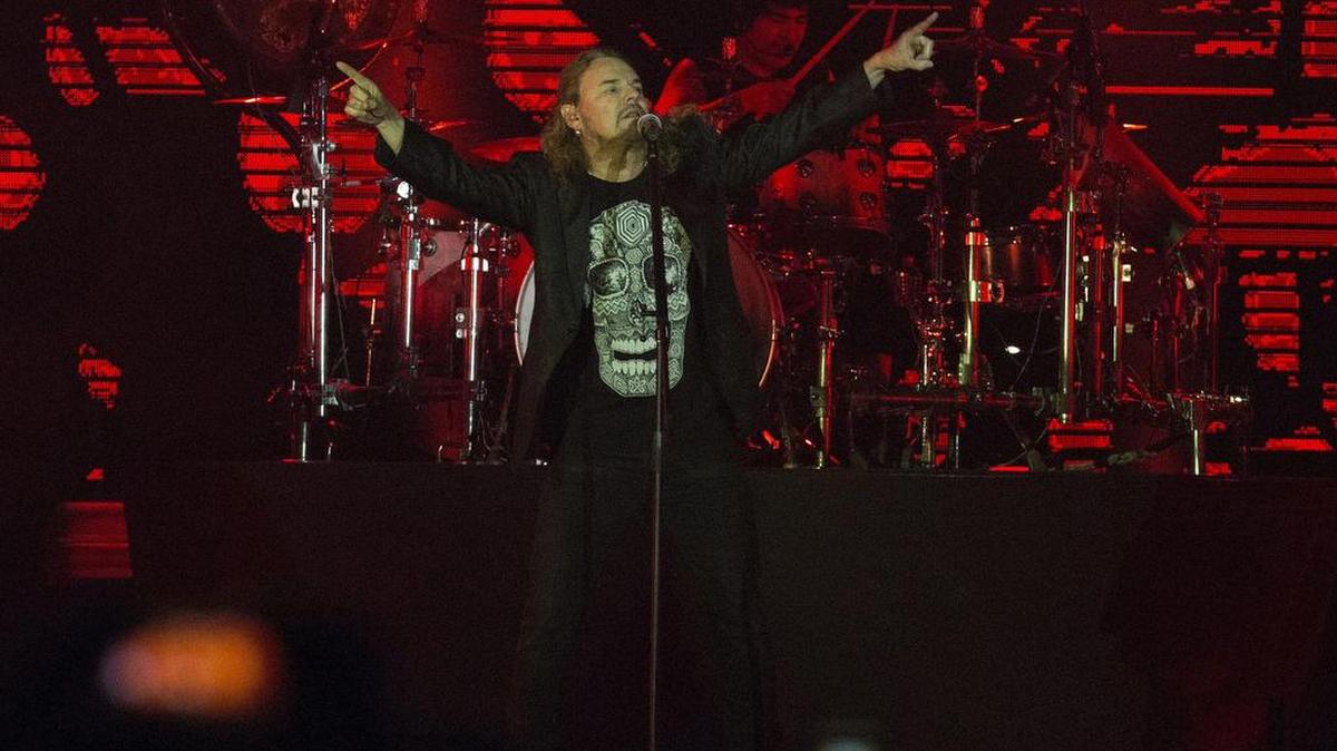 El cantante del grupo Maná, Fernando Olvera, durante el concierto que la banda mexicana ofreció anoche en The Forum, en Los Ángeles, en el que combinó el rock y el pop de sus mejores éxitos con el mensaje político para promover el voto de los hispanos de cara a las ya cercanas elecciones estadounidenses, dentro de su gira "The Latino Power Tour".