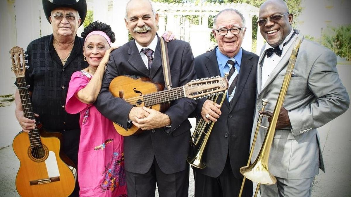 
Buena Vista Social Club (de izq. a der.): Eliades Ochoa (guitarra), Omara Portuondo (voz), Barbarito Torres (laúd), Manuel “Guajiro” Mirabal (trompeta) y Jesús “Aguaje” Ramos (trombón). 
