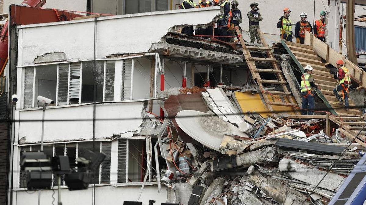 Brigadas de rescate continúan con las labores de búsqueda, rescate y remoción de escombro en el edificio de álvaro Obregón el jueves 28 de septiembre de 2017, en Ciudad de México (México).