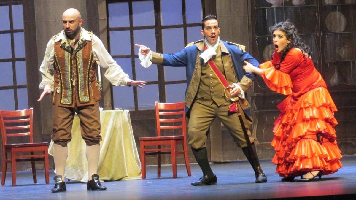 Nicola Ziccardi, Fabián Robles y Leyla Martinucci en una divertida escena de ‘El barbero de Sevilla’.