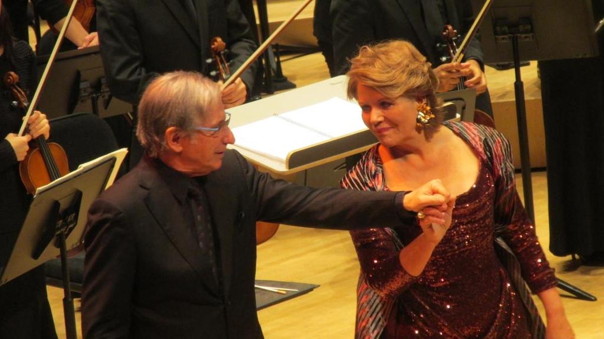 Renée Fleming y Michael Tilson Thomas reciben los aplausos del público que colmaba la Ziff Ballet & Opera House del Arsht Center.