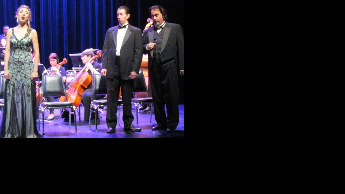 
Julie-Anna Hadula con Eric Dobkin y Enrique Estrada en 'Un Ballo in Maschera', de Verdi.
