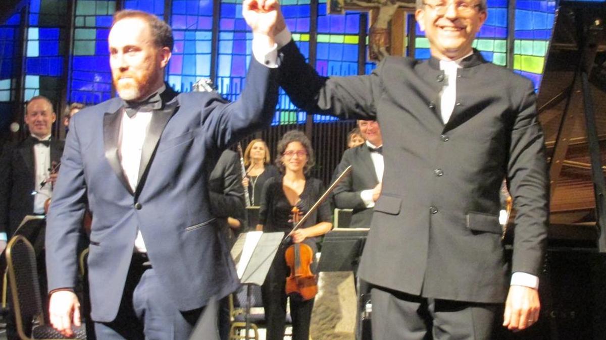 Una larga ovación premió el brillante trabajo de Roberto Berrocal y Pierre Vallet al frente de la orquesta de St. Hugh-Steinway.