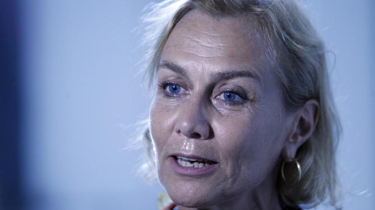 
La Coordinadora residente del Sistema de Naciones Unidas en Cuba, Mirta Kaulard, ofrece declaraciones a EFE hoy, martes 13 de octubre del 2015, durante un encuentro para apoyar la campaña de Naciones Unidas "Red de Artistas ÚNETE" en La Habana (Cuba), por el fin de la violencia contra las mujeres y las niñas. Kaulard indicó que esta campaña fue lanzada globalmente en 2011 con tres objetivos: acabar con la impunidad en la violencia contra mujeres y niñas; que no se repitan estos actos bajo el lema "ni una más" e implicar a toda la sociedad.
