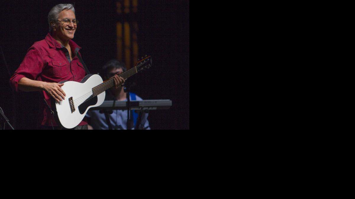 
Caetano Veloso canta la mayoría de los temas de su disco más reciente, ‘Abraçaço’, en concierto en el Fillmore, en Miami Beach el sábado 13.
