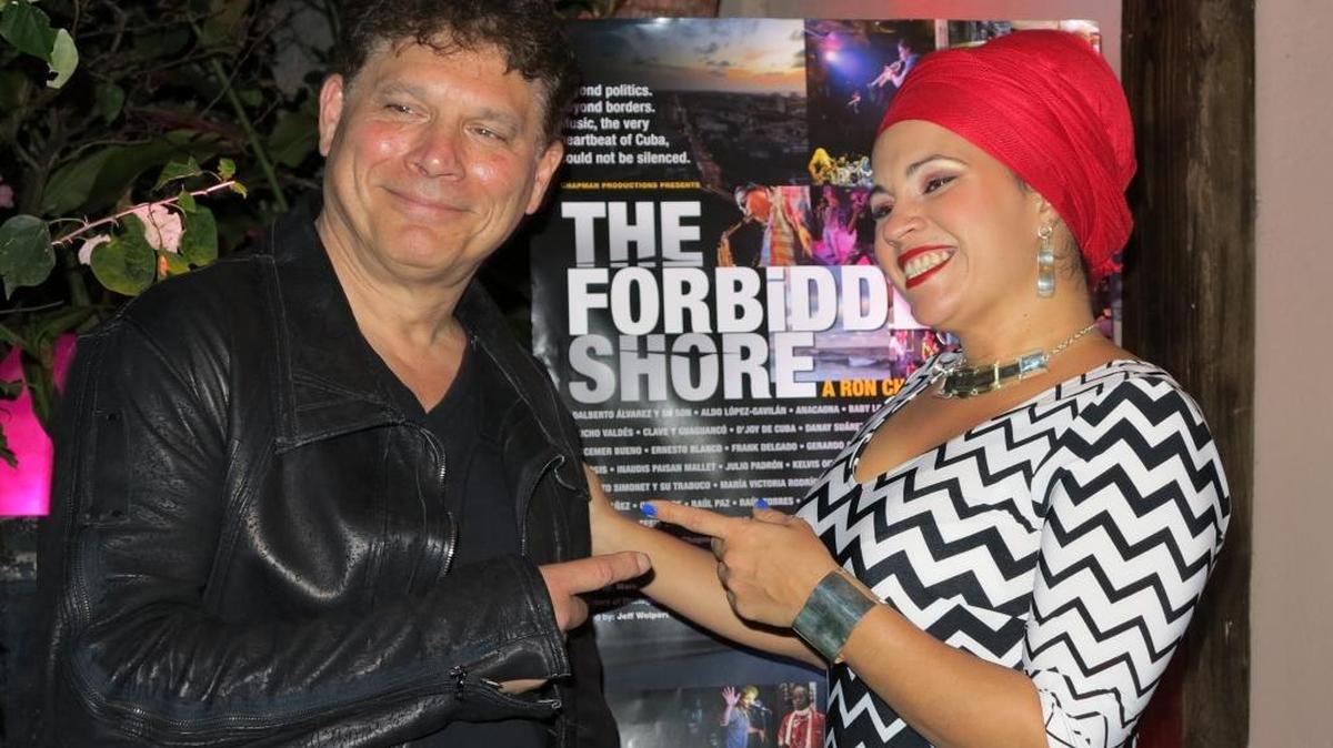 El cineasta canadiense Ron Chapman y la cantante cubana Telmary Díaz el jueves 10 de marzo en Miami durante el estreno del documental sobre la música cubana ‘The Forbidden Shore’.
